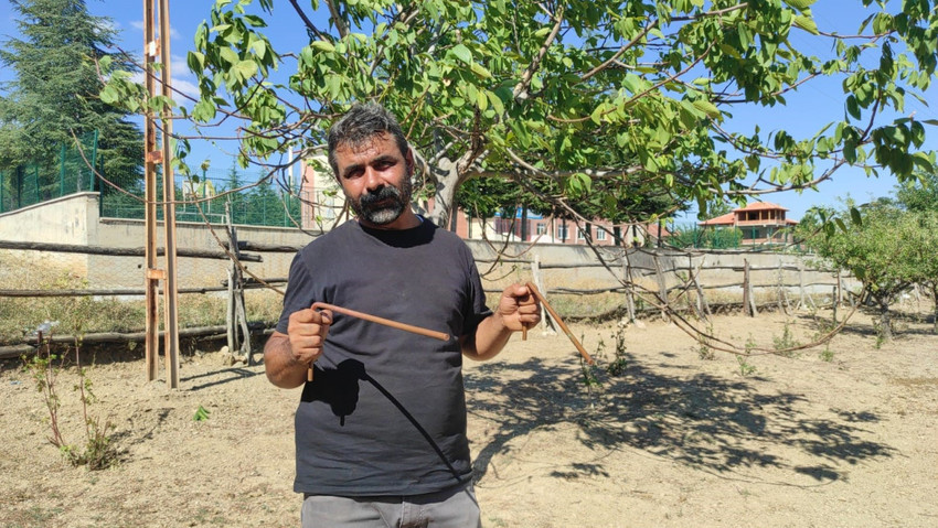 Yozgat’ın Çekerek ilçesine bağlı Sarı köyde yaşayan 42 yaşındaki İlyas Çakan, bakır çubuk yöntemiyle su kaynakları buluyor. Çakan bu yöntemle şu ana kadar 2 bin vatandaşa ait tarla ve bahçenin suya kavuşmasına yardımcı olduğunu söyledi.