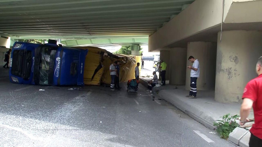 İstanbul Bakırköy'de 12 Mart ve 15 Mayıs tarihlerinde meydana gelen kazalarda 4 kişinin hayatını kaybettiği üst geçitte bugün bir kez daha kaza oldu. Üst geçide çarpan TIR, İETT otobüsü üzerine devrildi. Kazada 8 kişi yaralandı. Tüketiciler Derneği Genel Başkanı Levent Küçük yetkililere 