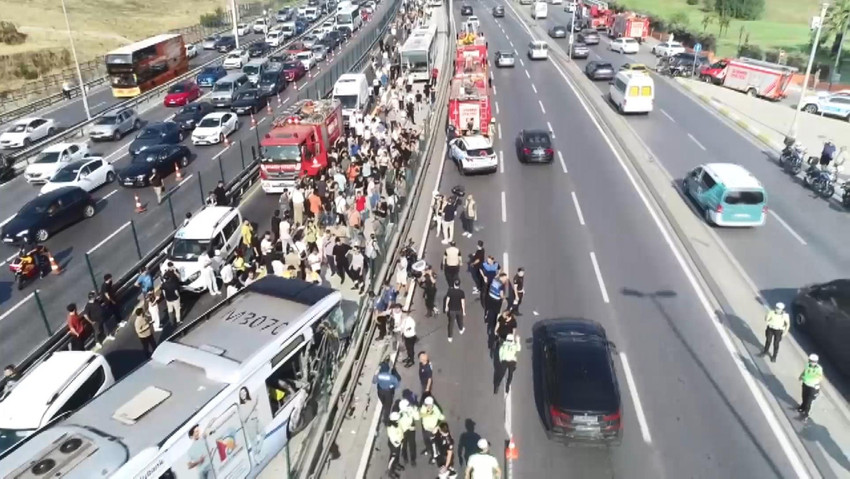 Küçükçekmece Sefaköy'de metrobüs kazası meydana geldi. Kazada 1 kişi hayatını kaybetti, 4'ü ağır 35 kişi yaralandı.