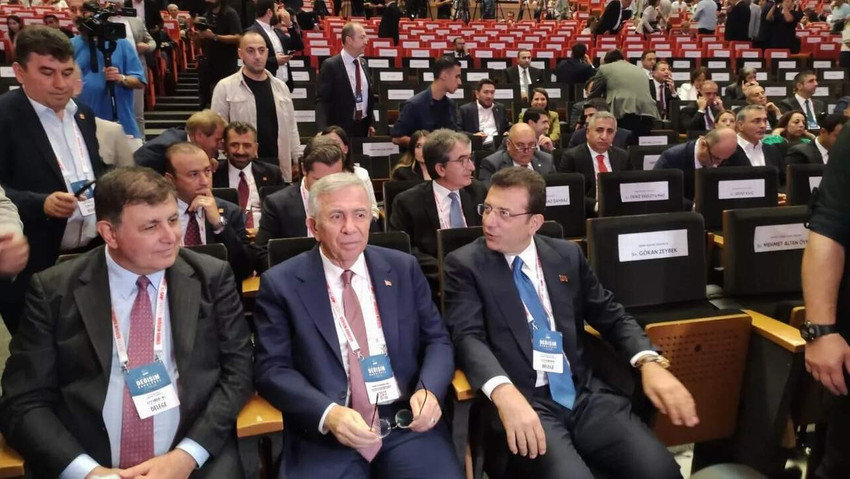 Cumhuriyet Halk Partisi (CHP), tüzük Kurultayı’na Ankara’daki ATO Congresium’da bugün başladı. Kurultay’a CHP Genel Başkanı Özel, eski genel başkanlar, İBB Başkanı İmamoğlu ve ABB Başkanı Yavaş'ın yanı sıra partililerin katıldığı görüldü.