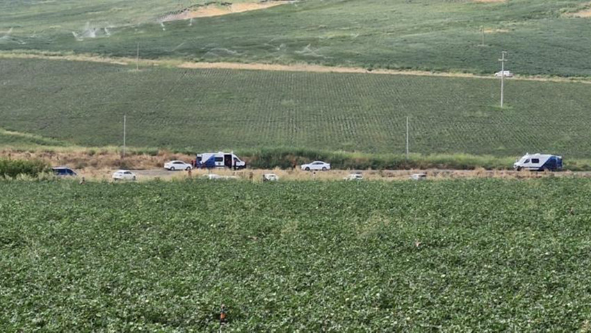 Diyarbakır'da günlerdir 19 gündür kayıp olan minik Narin'in cansız bedeni bulundu. Narin'in cansız bedeninin daha önce kırmızı bir terlik bulunan dere yatağında bir çuvalın içinde bulunduğu öğrenildi.