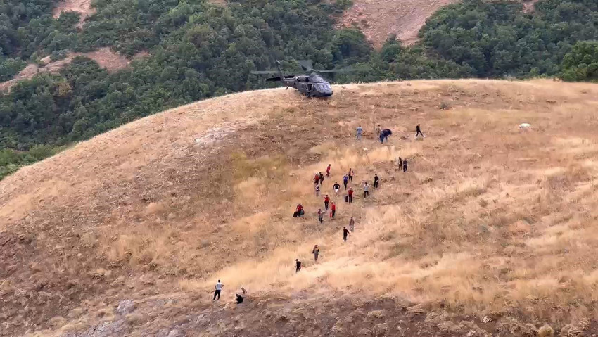 Türkiye bir yandan kaybolduktan 19 gün sonra cansız bedeni dere yatağındaki bir çuvalın içinde bulunan minik Narin'e ağlarken, günün ikinci acı haberi de Tunceli'den geldi. Askeri aracın uçurumdan yuvarlanmasıyla 4 evladımız şehit düştü.