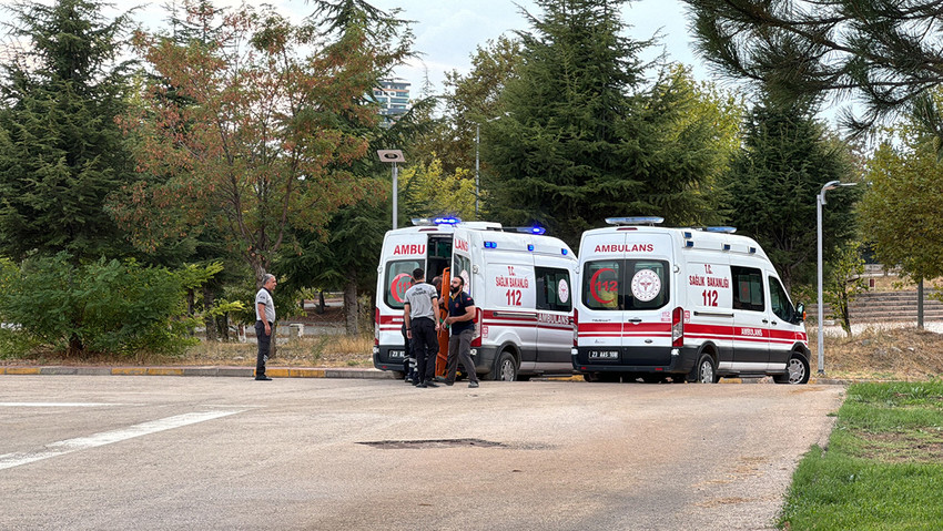 Türkiye bir yandan kaybolduktan 19 gün sonra cansız bedeni dere yatağındaki bir çuvalın içinde bulunan minik Narin'e ağlarken, günün ikinci acı haberi de Tunceli'den geldi. Askeri aracın uçurumdan yuvarlanmasıyla 4 evladımız şehit düştü.