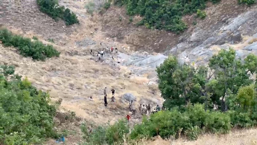 Türkiye bir yandan kaybolduktan 19 gün sonra cansız bedeni dere yatağındaki bir çuvalın içinde bulunan minik Narin'e ağlarken, günün ikinci acı haberi de Tunceli'den geldi. Askeri aracın uçurumdan yuvarlanmasıyla 4 evladımız şehit düştü.