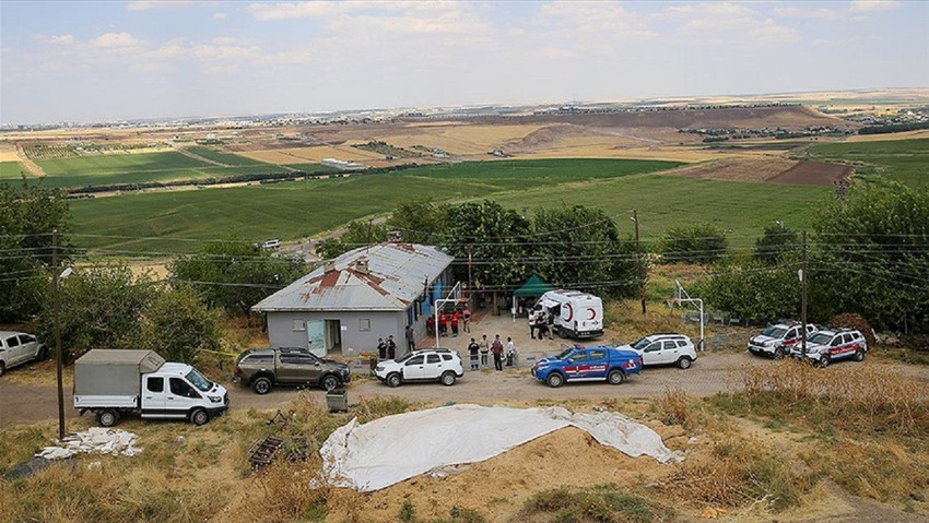 Diyarbakır'da arama çalışmalarının 19’uncu gününde köye yaklaşık 1,5 km mesafede cansız bedeni bulunan minik Narin ile ilgili soruşturma kapsamında 21 şüpheli gözaltına alındı.