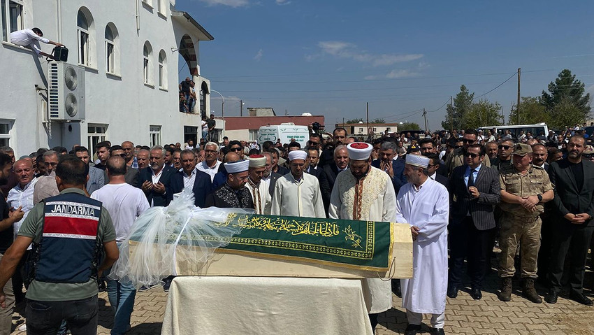 Diyarbakır'da 19 gün sonra cansız bedeni bir çuvala koyularak dere yatağına atılmış Narin'in bugünkü cenaze töreninde AK Parti Diyarbakır Milletvekili Suna Kepolu ile hatıra fotoğrafı çektirme yarışı ayıbı yaşandı.