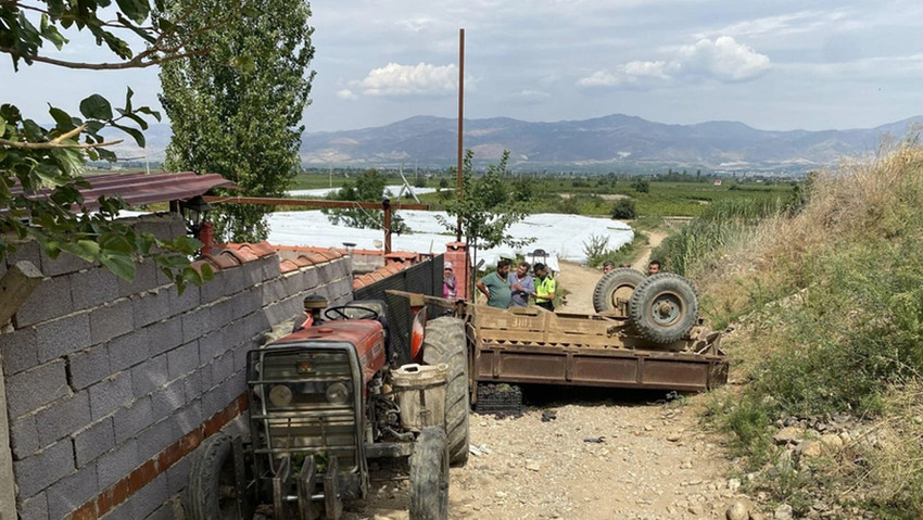 Manisa'da tarım işçilerini taşıyan traktör devrildi - Resim : 1