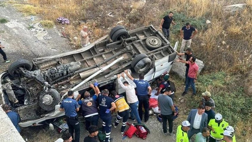 Sivas'ta fındık işçilerini taşıyan minibüs takla attı - Resim : 1