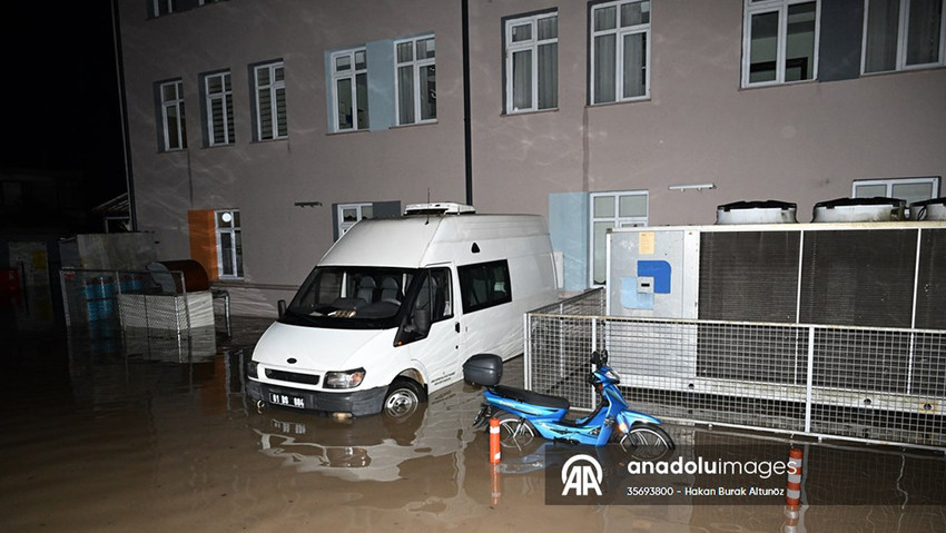 Trabzon'da sağanak yağış hayatı olumsuz etkiledi - Resim : 1