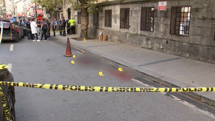 Şişli'de bir süre önce kavga eden iki grup, bir süre sonra tekrar karşılaşarak birbirlerine tabanca ve pompalı tüfekle ateş açtı. Çatışmada baba-oğul ile bir kişi yaralandı.