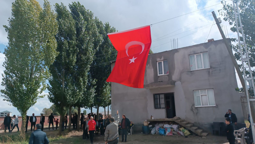 Milli Savunma Bakanlığı, Pençe-Kilit Operasyonu bölgesinde teröristler tarafından yapılan sızma girişimi sırasında 1 askerin şehit olduğunu duyurdu.