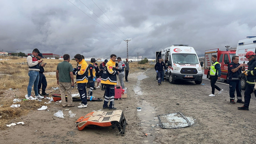 Nevşehir'de turistleri taşıyan minibüsün takla atması sonucu meydana gelen kazada 18 kişi yaralandı. 