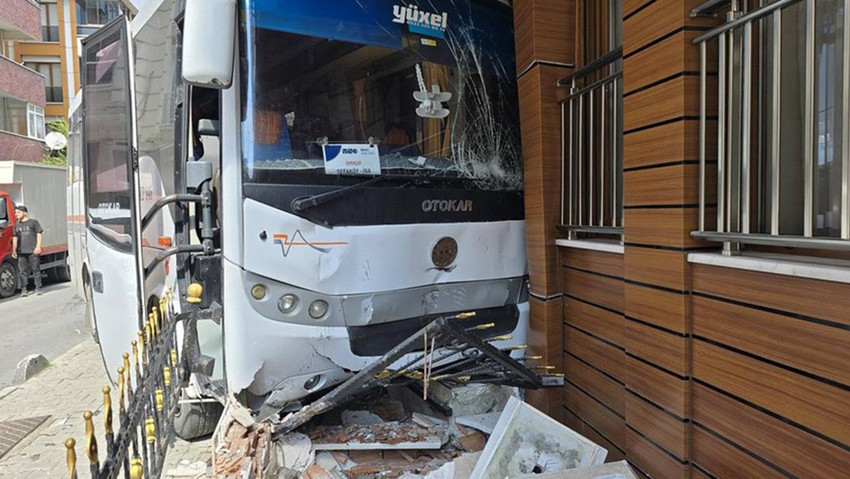 İstanbul'da servis aracı binaya çarptı - Resim : 1