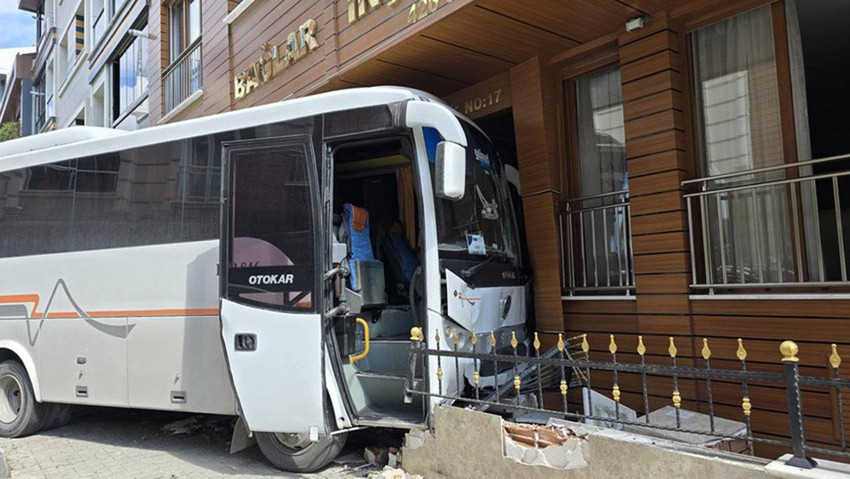 İstanbul'da servis aracı binaya çarptı - Resim : 2