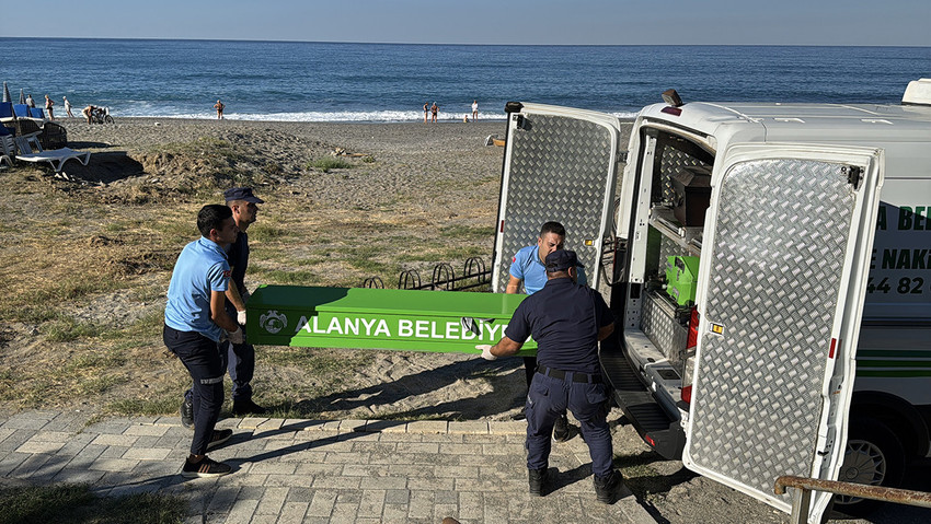 Antalya'da deniz kenarında bir kişinin cansız bedeni bulundu. Olayda, ekipler şahsın hayatını kaybettiğini belirledi.