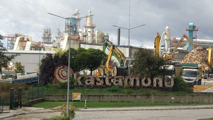 Kastamonu Entegre firmasını, belgede sahtecilik ve benzeri yöntemlerle 100 milyon liradan fazla zarara uğrattıkları iddia edilen ve aralarında üst düzey yöneticilerin de aralarında bulunduğu 8 çalışan gözaltına alındı. 