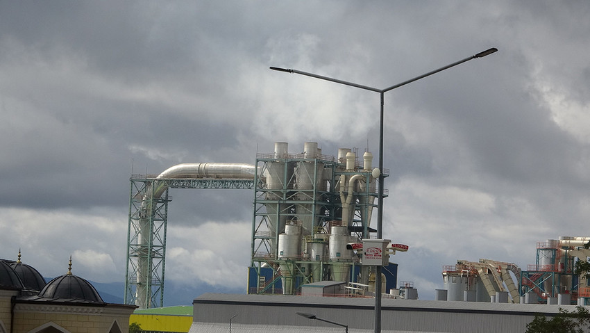 Kastamonu Entegre firmasını, belgede sahtecilik ve benzeri yöntemlerle 100 milyon liradan fazla zarara uğrattıkları iddia edilen ve aralarında üst düzey yöneticilerin de aralarında bulunduğu 8 çalışan gözaltına alındı. 