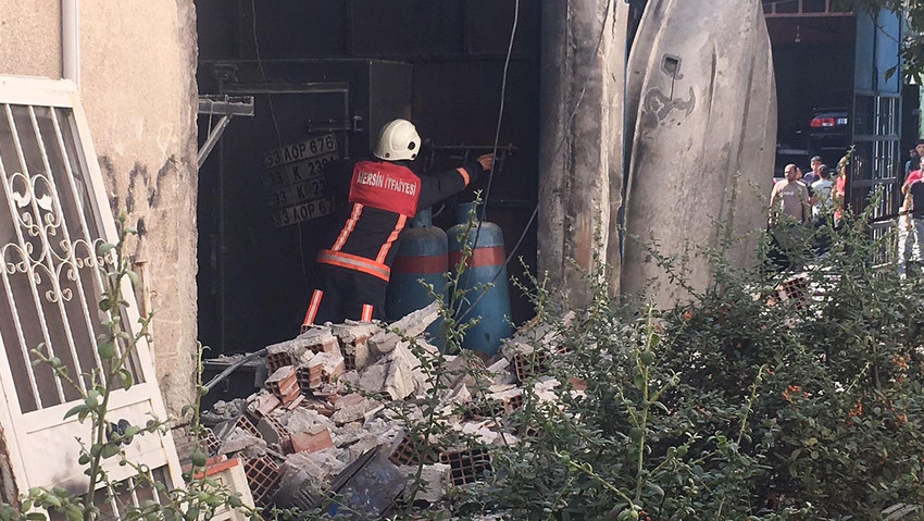 Mersin'in Erdemli ilçesinde sanayi sitesinde bir boya atölyesinde meydana gelen patlamada 1'i ağır 3 kişi yaralandı.