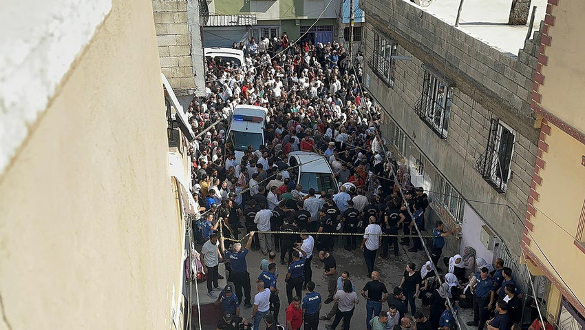 Gaziantep'te eşi ve 4 çocuğunu tabancayla öldürüp intihar eden Ahmet D.'nin yakınları tüyler ürperten bir iddia ortaya attı. Ahmet D.'nin 3 yıl önce arkadaşlarıyla cesaret oyunu oynarken gece yarısı gittiği mezarlıkta bir kabrin ayakucundaki mermerden su içtikten sonra bayıldığı ve o günden sonra sürekli olarak ''Orada kan içtim ve kendimi kaybettim'' dediği öne sürüldü. 