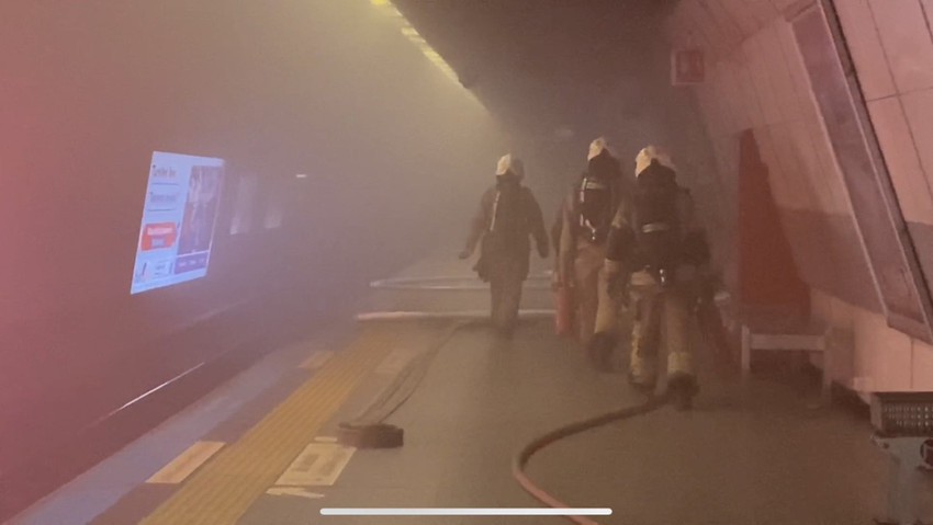 İstanbul'da Mecidiyeköy metro istasyonunda çıkan yangın büyük paniğe yol açarken, bir güvenlik görevlisi hastaneye kaldırıldı