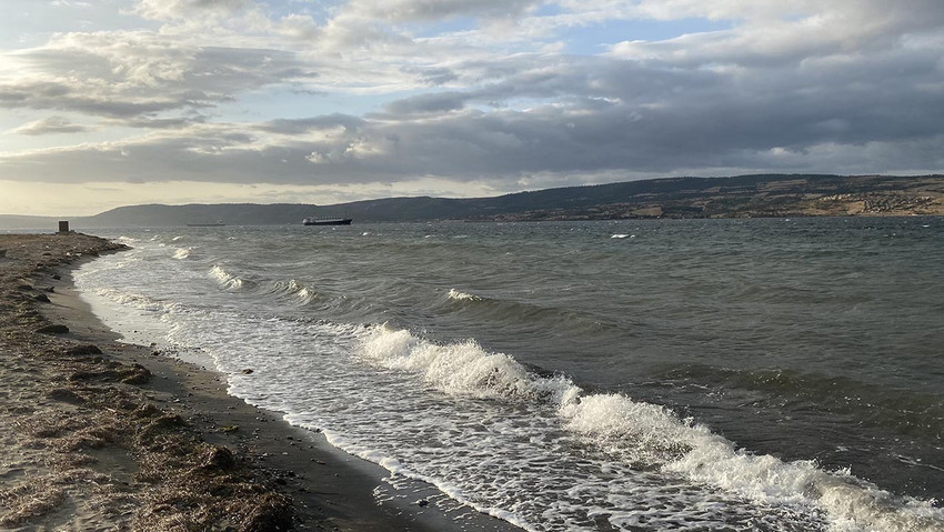 Çanakkale Boğazı, etkili olan fırtına nedeniyle bazı gemilerin geçişlerine kapatıldı.