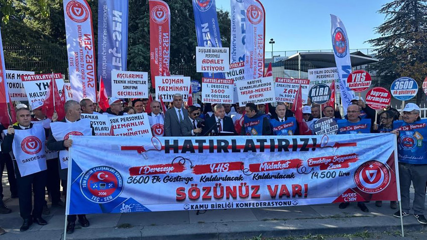 Kamu Birliği Konfederasyonu'na bağlı SAVDES-SEN ve TEÇSEN üyeleri, Çalışma ve Sosyal Güvenlik Bakanlığı önünde 4 gün sürecek oturma eylemi başlattı. Memurlar, iktidarın verdiği sözleri yerine getirmesini istedi.