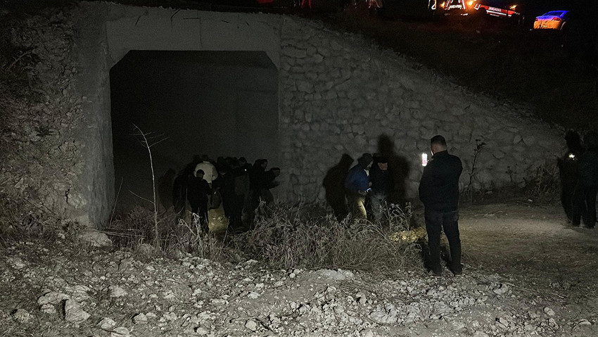 Kütahya'dan Uşak'a gitmek üzere 2 arkadaşıyla birlikte yola çıktığı belirlenen bir kişinin cansız bedeni yol üstündeki bir köprünün altında bulundu.