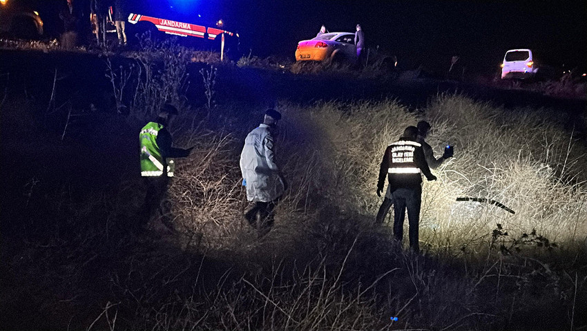 Kütahya'dan Uşak'a gitmek üzere 2 arkadaşıyla birlikte yola çıktığı belirlenen bir kişinin cansız bedeni yol üstündeki bir köprünün altında bulundu.