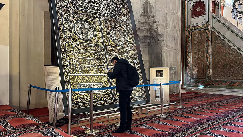 2016 yılında Türkiye'ye getirilen el dokuması Kabe kapısının örtüsü Edirne'deki Eski Cami'de ziyaretlere açıldı. 