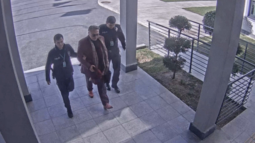 Ünlü modacı Barbaros Şansal, İstanbul Havalimanı'nda gözaltına alındığını açıkladı.