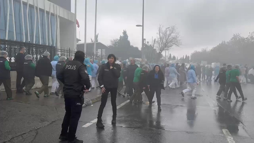 İstanbul'un Esenyurt ilçesinde sağlık malzemeleri üreten fabrikada yangın çıktı.