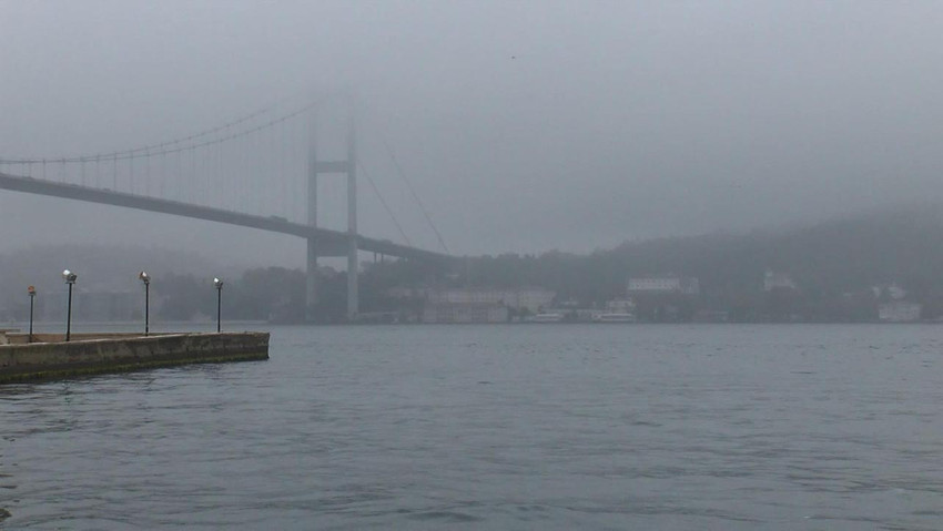 İstanbul Boğazı'nda sabah saatlerinde sis etkili oldu. Boğaz köprüleri sis bulutları arasında kayboldu. 