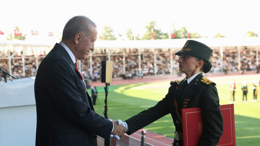 Kara Harp Okulu mezuniyet töreni sonrasında yeni mezun teğmenlerin kılıçlı yemin etmesine ilişkin başlatılan soruşturmada, alay kıdemlisi Teğmen İ.nin ardından dönem birincisi olan Teğmen Ebru Eroğlu’na da ihraç talebiyle Yüksek Disiplin Kurulu’na sevk edildiği tebliğ edildi.