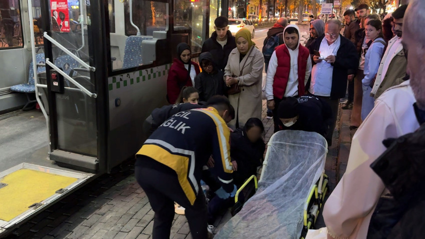 Bursa'da özel halk otobüsüne binen bir kadın, tartıştığı kişi tarafından bacağından bıçaklandı. Polis, kaçan erkek şüpheliyi yakalamak için çalışma başlattı.