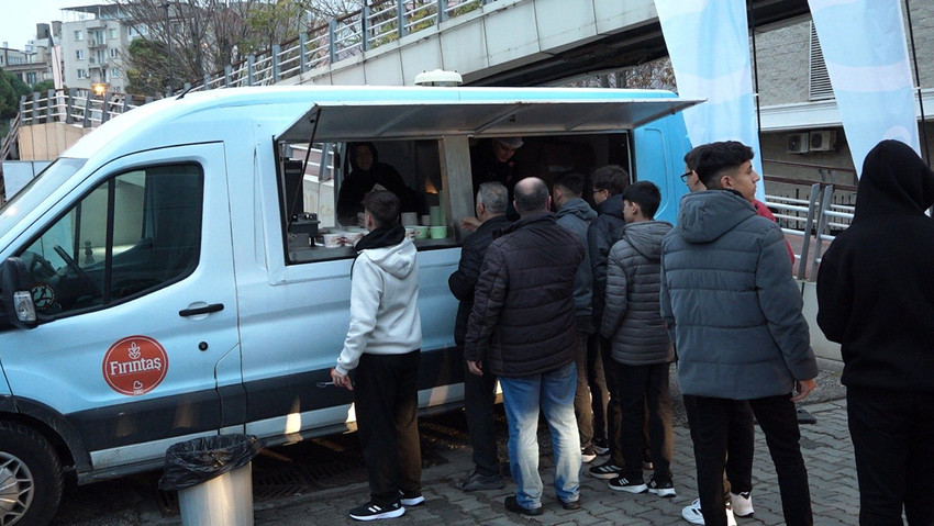 Balıkesir Büyükşehir Belediyesi “Günaydın Çorbası” projesiyle yaklaşık 25 bin kişinin içini ısıttı. Sıcak çorbalarını içerek okullarına giden öğrencilerin yanı sıra sabahın erken saatlerinde işlerine giden pek çok vatandaş da sıcak çorbayla güne başladı. 