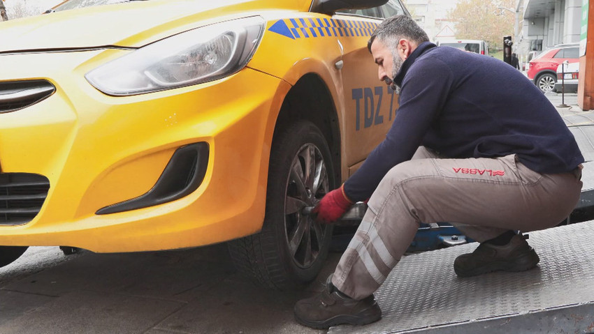 İstanbul'da, ticari taşıtlar için 1 Aralık itibarıyla uygulanacak olan kış lastiği zorunluluğu nedeniyle lastikçilerde yoğunluk oluştu.