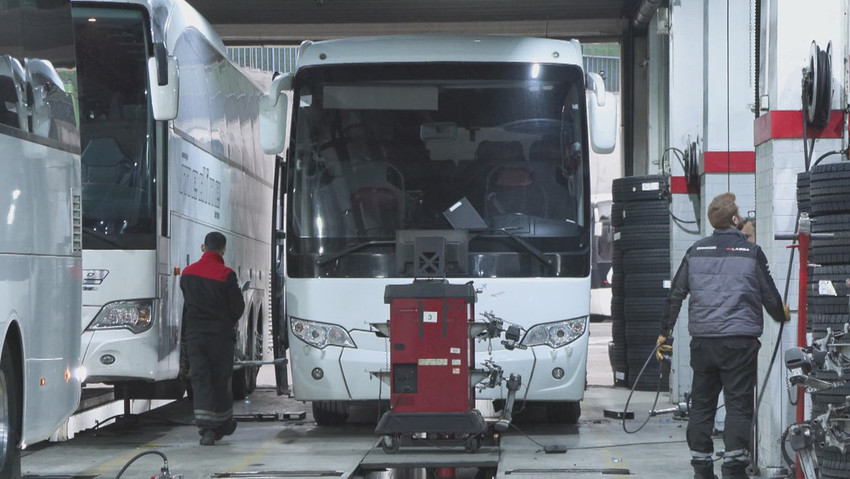 İstanbul'da, ticari taşıtlar için 1 Aralık itibarıyla uygulanacak olan kış lastiği zorunluluğu nedeniyle lastikçilerde yoğunluk oluştu.