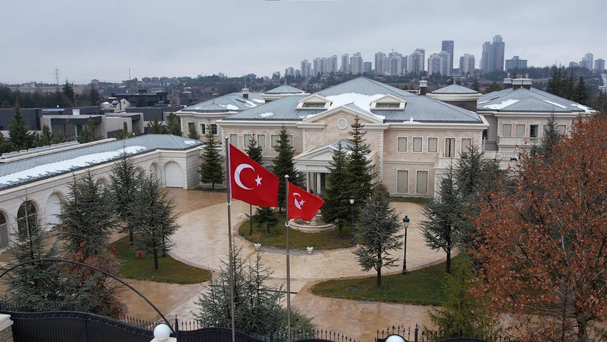 FETÖ firarisi Akın İpek'e ait Koza-İpek Holding'in de aralarında bulunduğu 12 şirket ile Ankara'da yer alan lüks malikane Varlık Fonu'na devredildi. 4 katlı ikiz villadan oluşan malikanenin girişine Türk bayrağı çekildiği görüldü. 