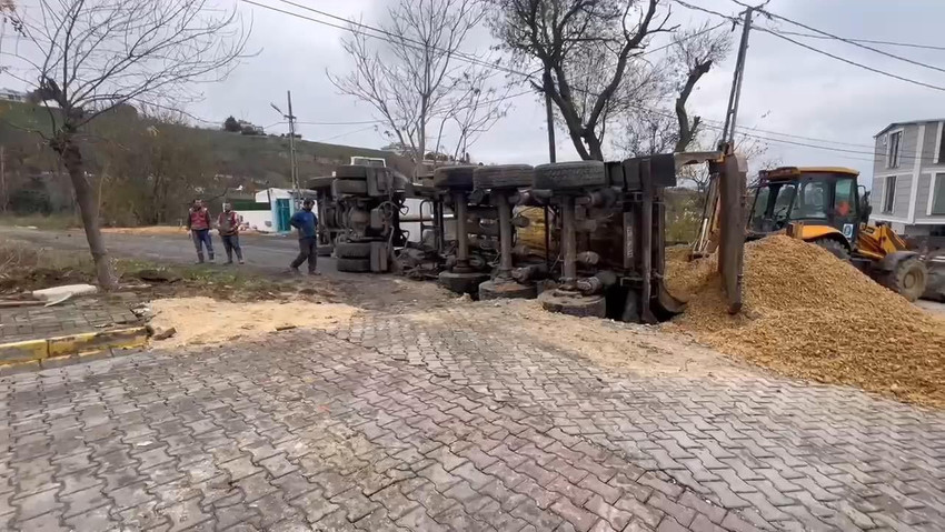 İstanbul Beylikdüzü'nde İSKİ altyapı çalışması sırasında yolun çökmesi sonucu hafriyat kamyonu çukura düşüp devrildi. 