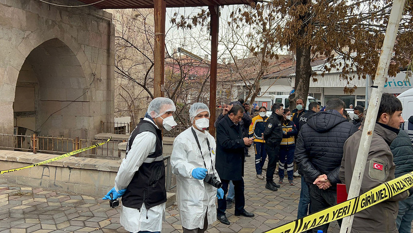 Niğde'nin Bor ilçesinde bir hamamda sobadan sızan gazdan zehirlenen 2 kişi hayatını kaybetti. 