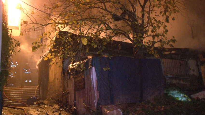 Beyoğlu'nda tek katlı gecekonduda gece saatlerinde çıkan yangında patlama meydana geldi. Patlama sonrası çevrede panik yaşandı. 