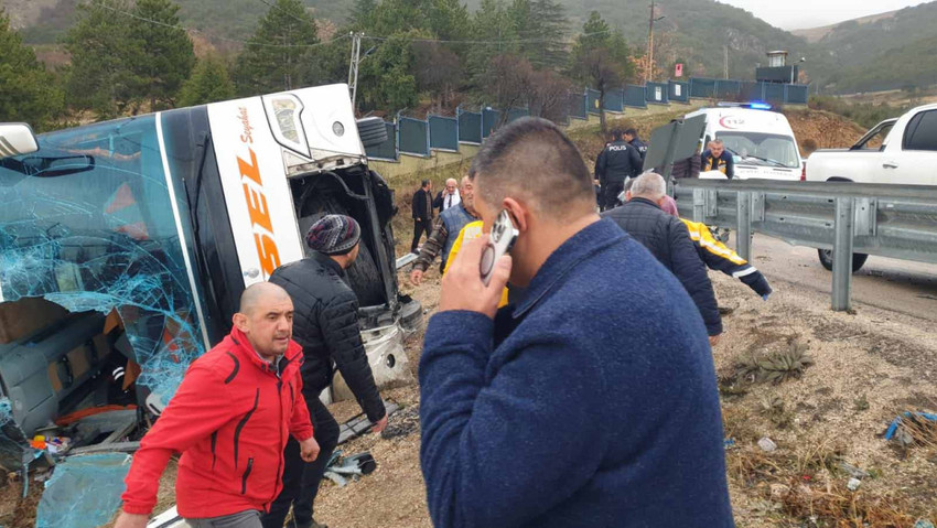 Isparta'nın Eğirdir ilçesinde yolcu otobüsünün şarampole devrildiği kazada 1 kişi öldü, 18 kişi yaralandı.