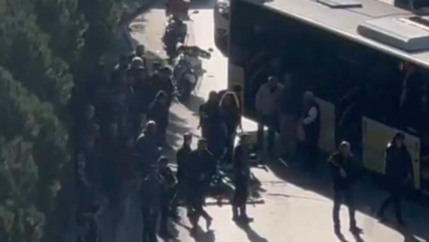 İstanbul Başakşehir'de korkun&ccedil; bir kaza meydana geldi. Başakşehir istikametinde seyir halindeki bir İETT otob&uuml;s&uuml; virajı alamayıp yol kenarındaki aydınlatma direğine &ccedil;arpınca otob&uuml;s&uuml;n a&ccedil;ılan kapısından bir yolcu yola d&uuml;şt&uuml;. Yola d&uuml;şen yolcunun hayatını kaybettiği &ouml;ğrenilirken bir yolcu da yaralandı.