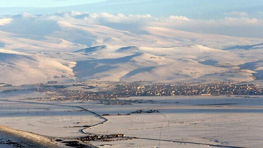 Ardahan'da havaların soğumasıyla birlikte aç kalan kurtlar şehir merkezine kadar indi.