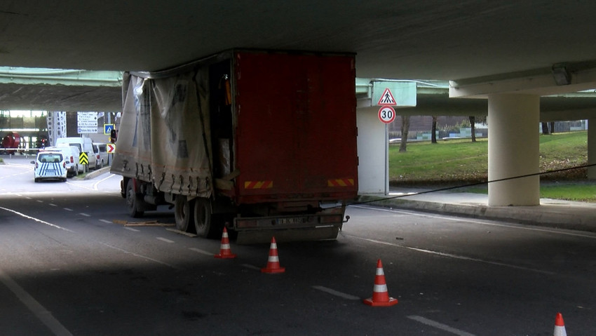 İstanbul Bakırköy'de alt geçitten geçmeye çalışan kamyonun kasası sıkıştı. Sürücüye 690 lira para cezası kesildi. 