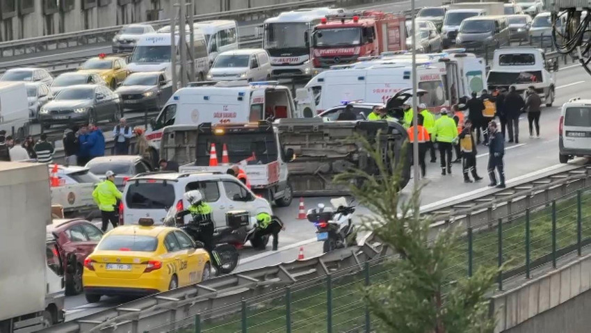 İstanbul'da TEM Otoyolu Seyrantepe mevkiinde servis aracı devrildi. Kazada yaralıların olduğu öğrenildi. Olay yerine polis ve sağlık ekibi sevk edildi.