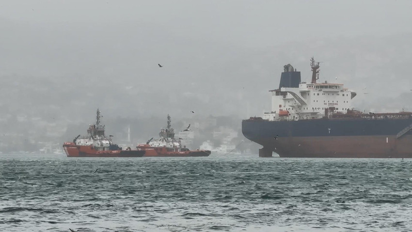 İstanbul Boğazı Yeniköy önlerinde arıza yaşayan CORDELIA MOON isimli tanker nedeniyle İstanbul Boğazı gemi trafiği çift yönlü ve geçici olarak askıya alındı.