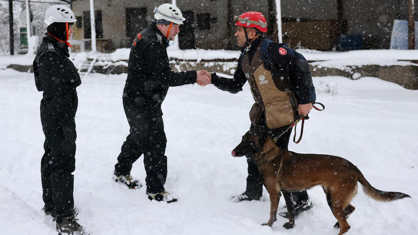 Sarıyer Belediyesi Afet İşleri Müdürlüğü arama kurtarma köpekleri Şilan, Üzüm ve eğitmenleri Halit Canbaş, eğitim desteği vermek amacıyla gittikleri Bosna-Hersek’te senaryo gereği enkaz altında kalanları tespit ederken sergiledikleri üstün başarı ile takdir topladı.