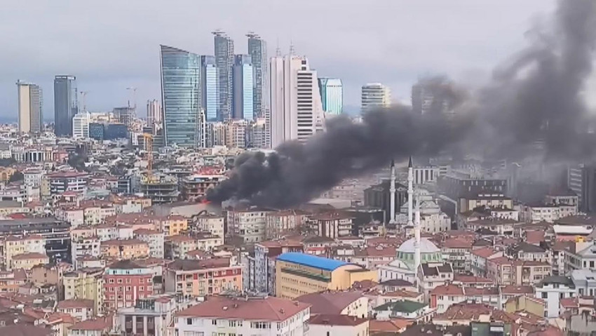 İstanbul Şişli'de,  yıkım işlemi yapılan 4 katlı binanın çatısında yangın çıktı. Binada çalışan işçiler mahsur kaldı. 