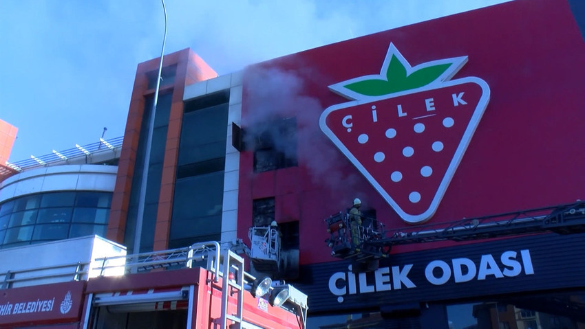 İstanbul Çekmeköy'de 4 katlı mobilya mağazasında yangın çıktı. Dumandan etkilenen bir kişi hastaneye kaldırılırken, mağazadaki birçok mobilya kullanılmaz hale geldi. 